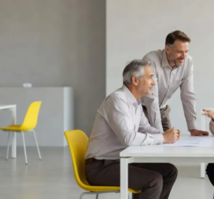 Équipe de Plateforms GuideHub en discussion dans un espace de travail